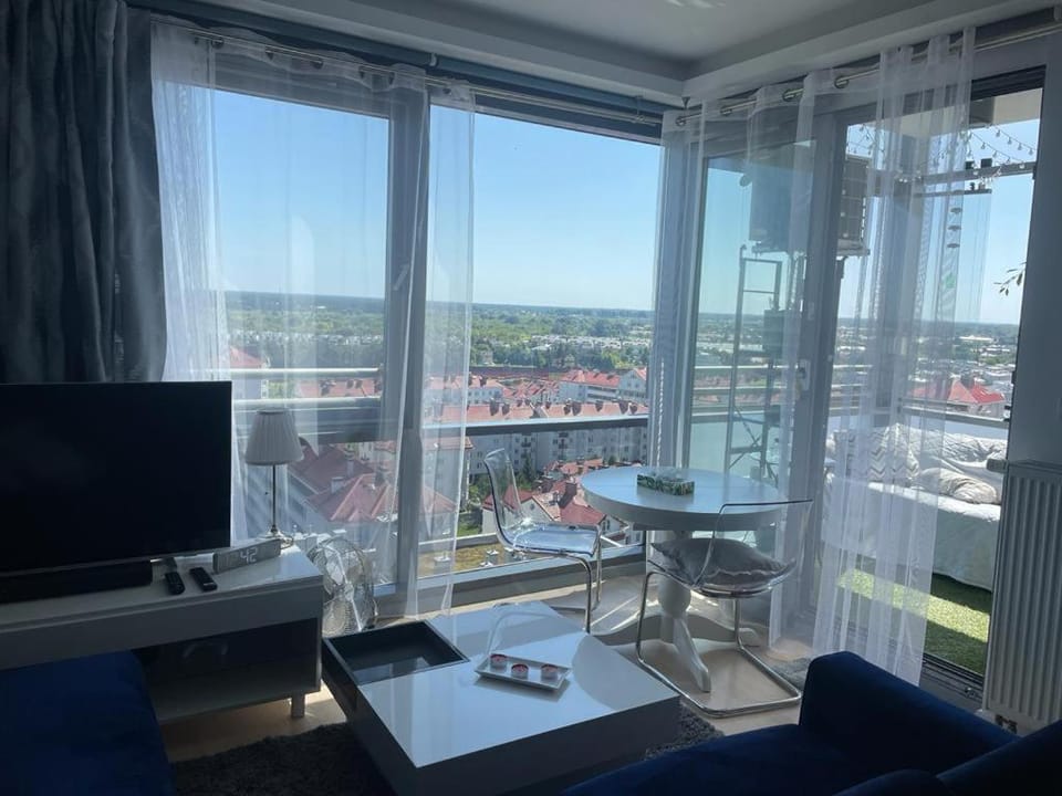 Communal lounge/ TV room, Day, TV and multimedia, View (from property/room), Living room, Seating area, Evening entertainment, City view