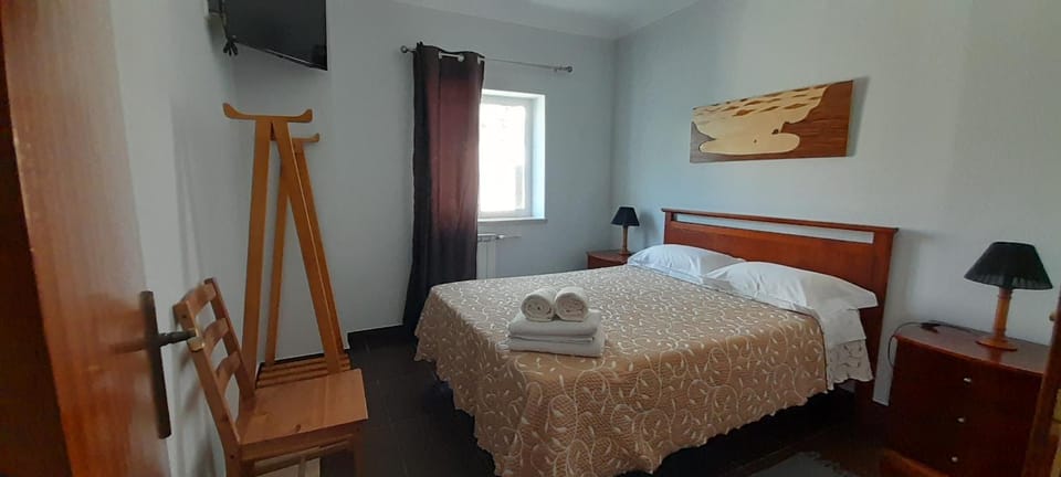 Bed, TV and multimedia, Bedroom, towels