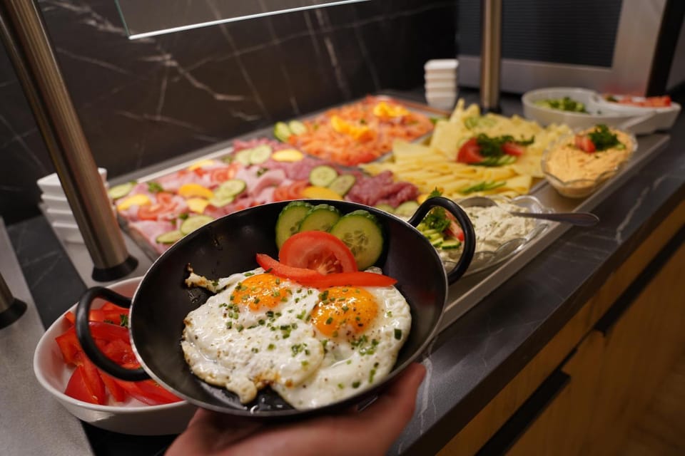 Restaurant/places to eat, Food and drinks, Buffet breakfast