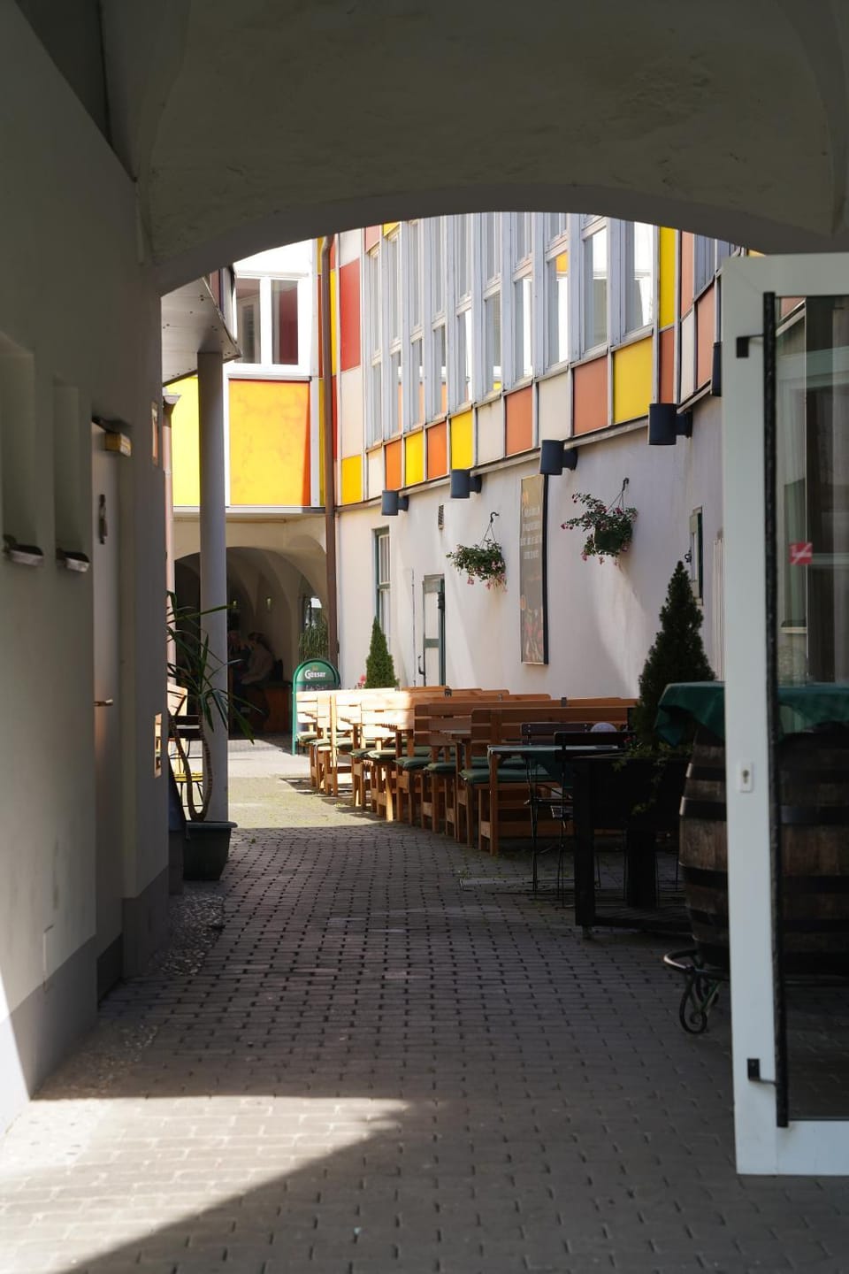 Property building, Patio, Restaurant/places to eat, Seating area