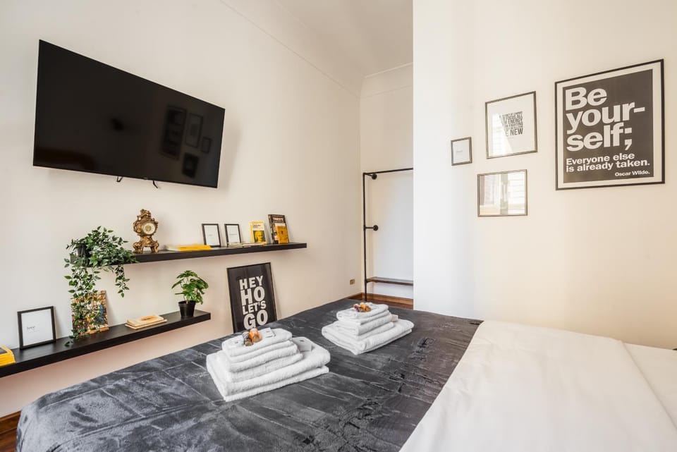 Bed, TV and multimedia, Photo of the whole room, Bedroom