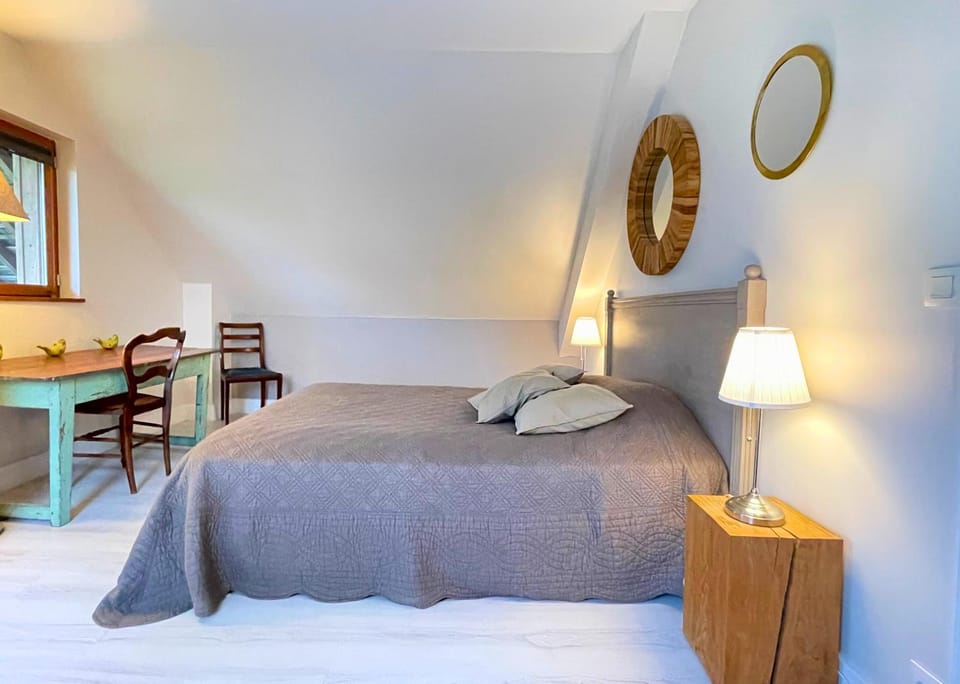 Photo of the whole room, Bedroom