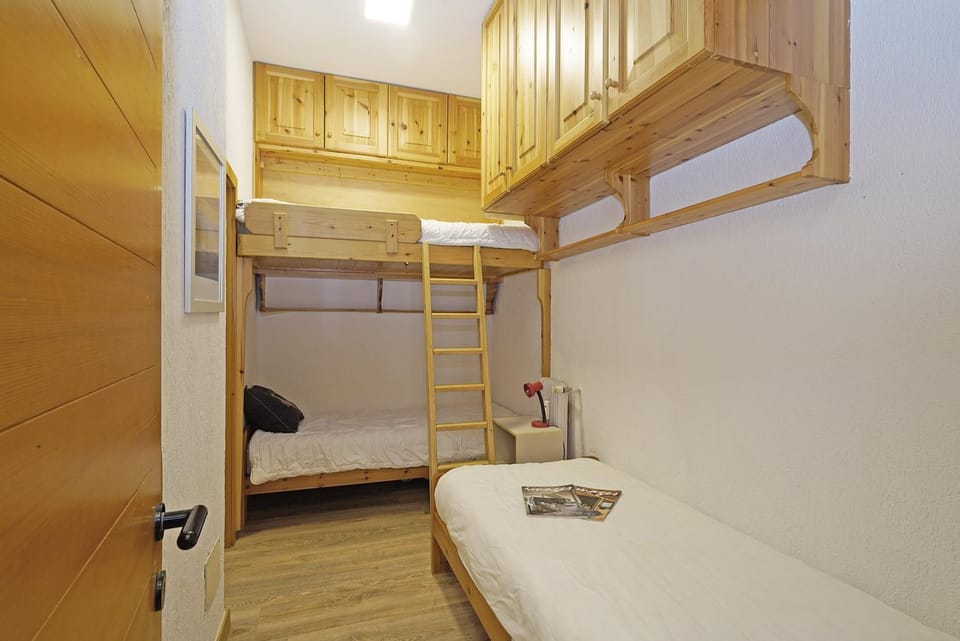 Bed, Photo of the whole room, bunk bed