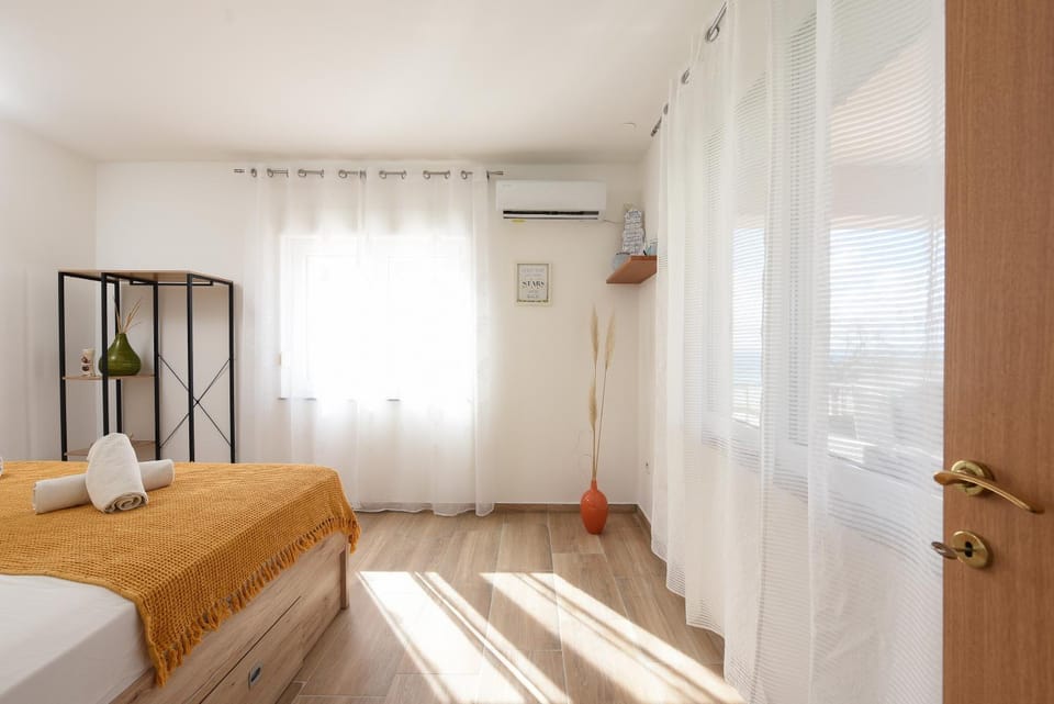 Photo of the whole room, Bedroom, towels