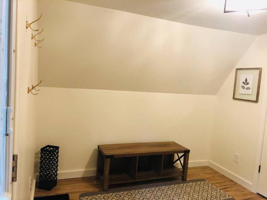 Newly renovated A-frame 5 Min walk to main street Chalet in Highlands