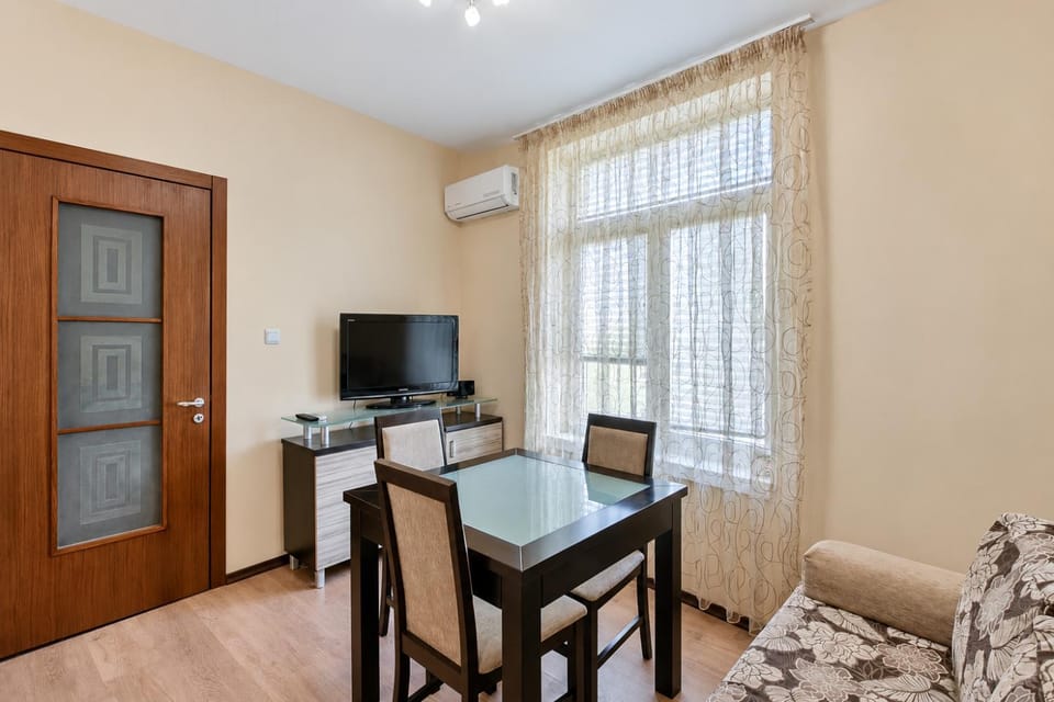 TV and multimedia, Living room, Seating area, Dining area, air conditioner