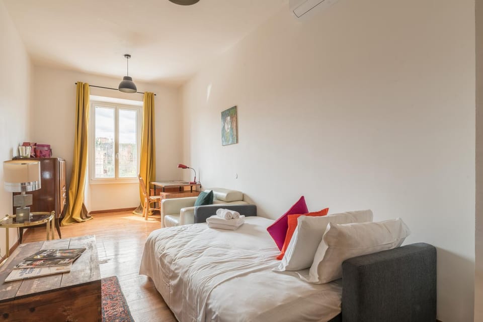Bed, Living room, Photo of the whole room, Seating area