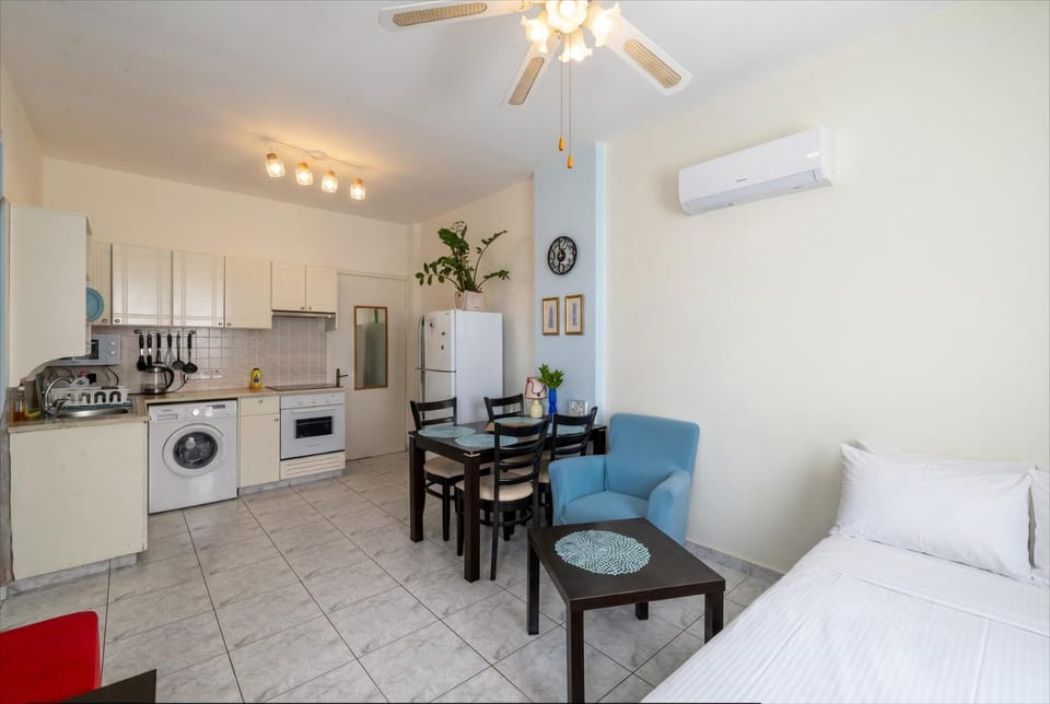 Cozy 1 bedroom apartment in walking distance to the municipal beach Apartment in Paphos
