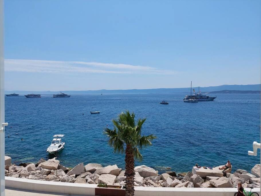Lucy seafront apartment Apartment in Bol