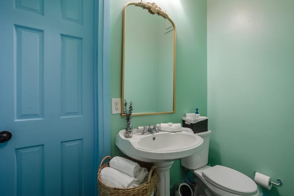 Bathroom, Decorative detail, towels