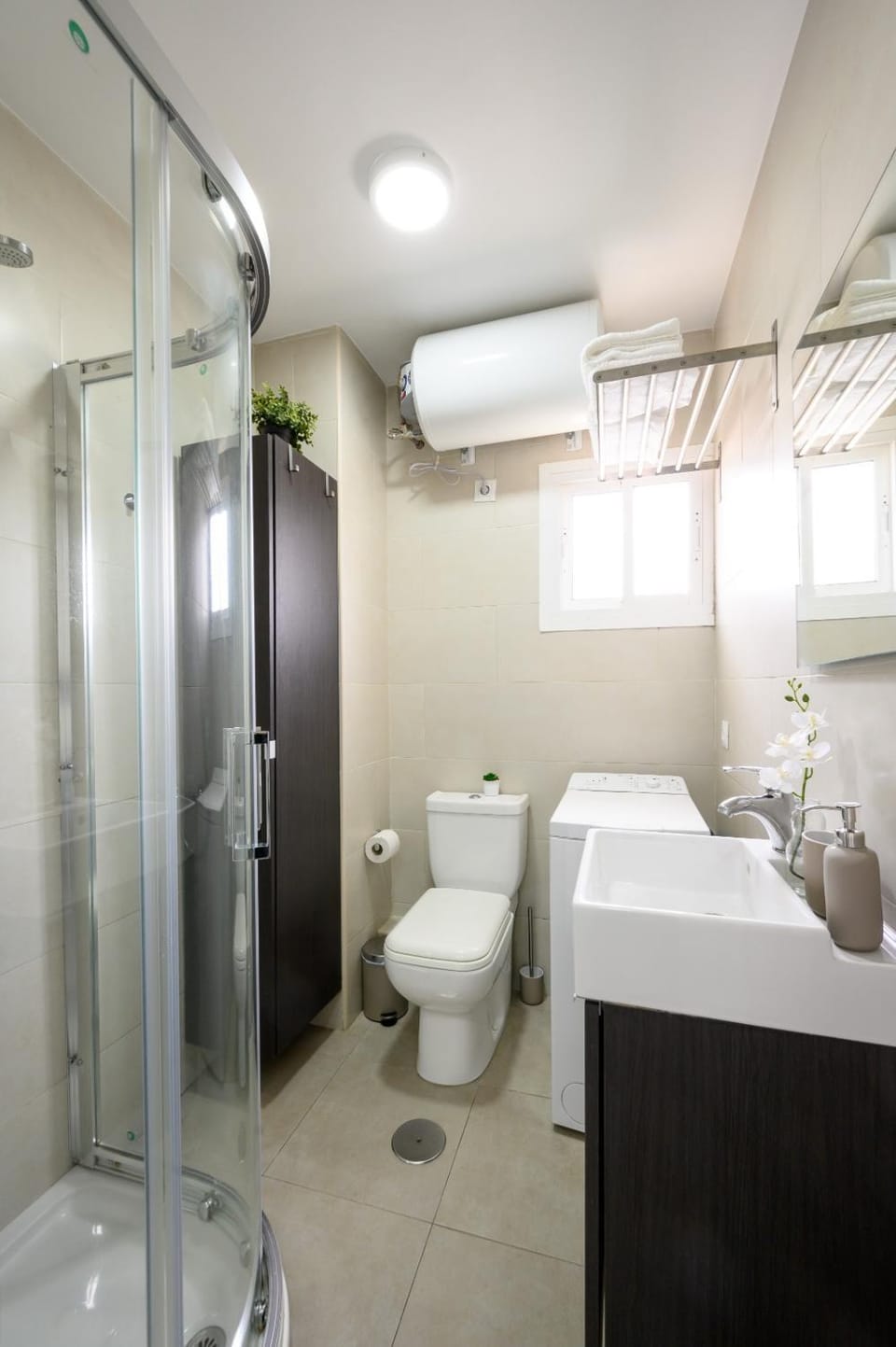 Shower, Toilet, Bathroom, heating, towels, washing machine