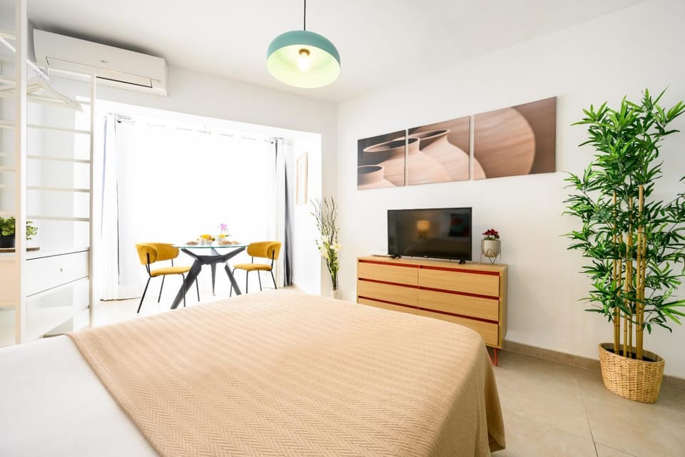 Bed, TV and multimedia, Living room, Photo of the whole room, Seating area, Bedroom, locker