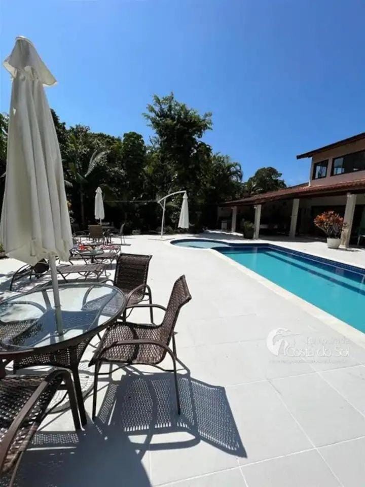 Swimming pool, sunbed
