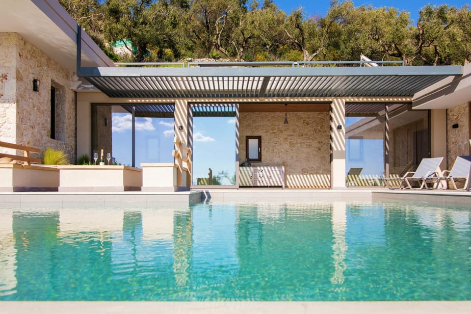 Property building, Patio, Day, Pool view, Swimming pool, Swimming pool, sunbed