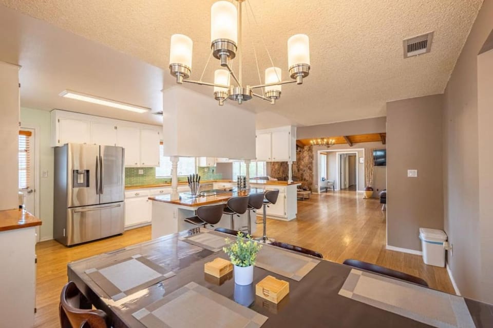 Kitchen or kitchenette, Living room, Seating area, Dining area