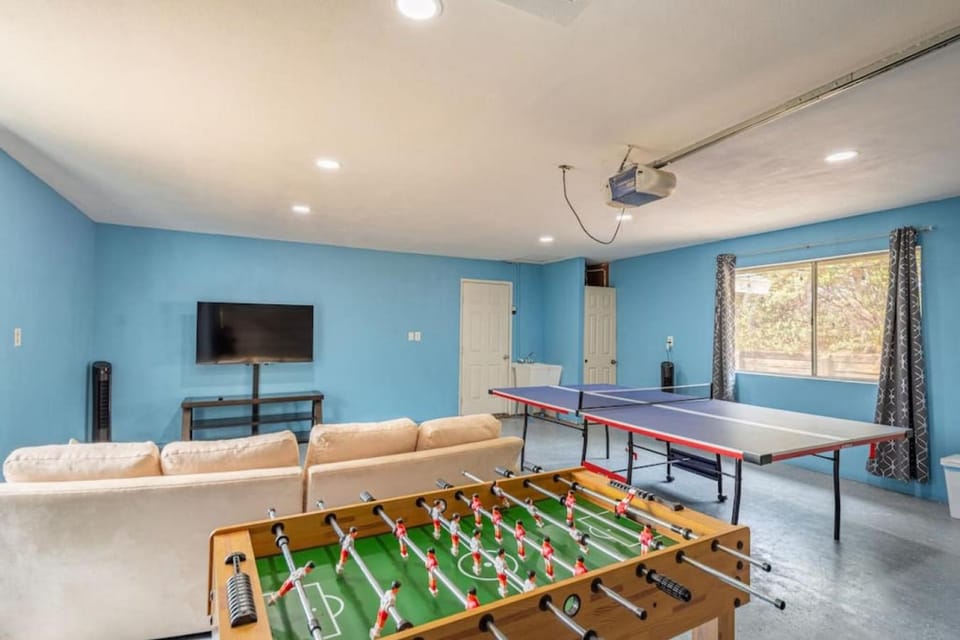 Communal lounge/ TV room, Game Room, Table tennis, TV and multimedia, Seating area, Evening entertainment
