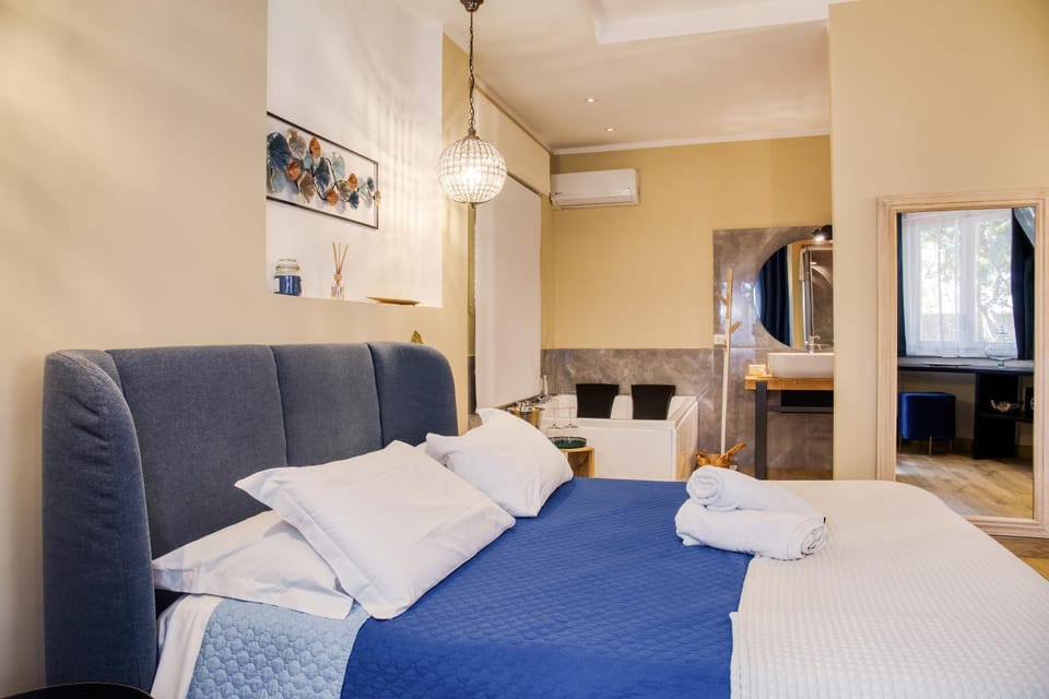 Bed, Hot Tub, Photo of the whole room, Bedroom, air conditioner