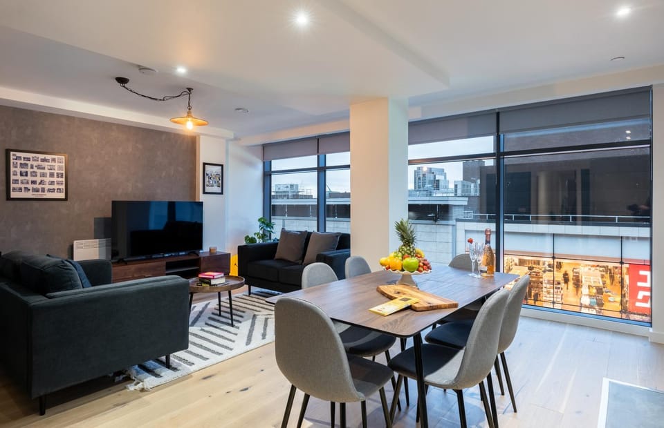 TV and multimedia, Living room, Seating area, Dining area
