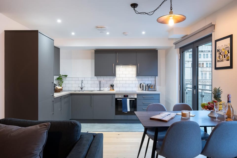 Coffee/tea facilities, Kitchen or kitchenette, Seating area, Dining area, oven