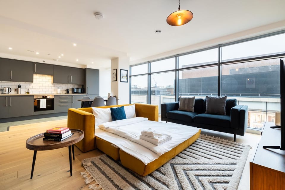 Bed, Kitchen or kitchenette, Living room, Seating area