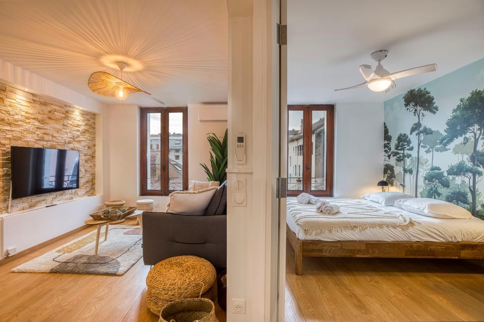 Bed, TV and multimedia, Photo of the whole room, Bedroom, towels