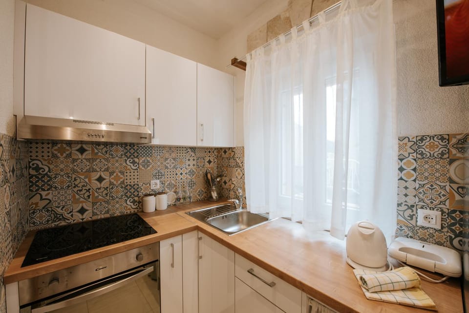 Coffee/tea facilities, Kitchen or kitchenette, stove