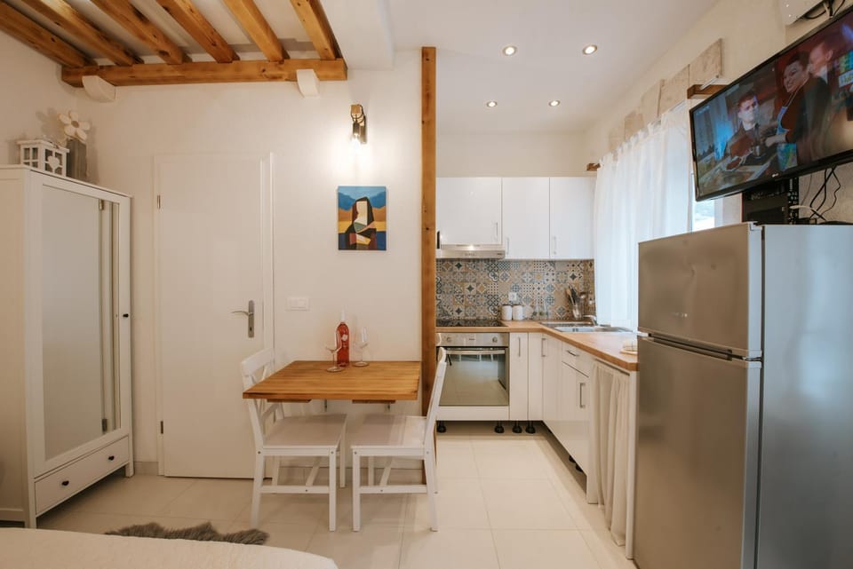 TV and multimedia, Kitchen or kitchenette, Dining area