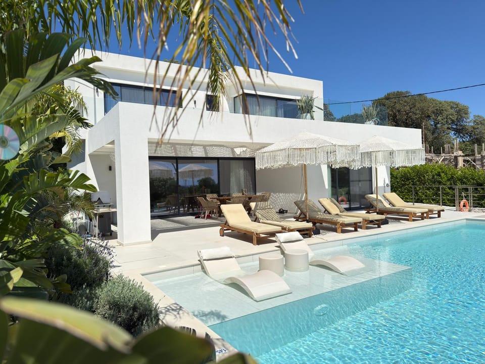 Property building, Patio, Day, Garden, Seating area, Garden view, Pool view, Swimming pool, sunbed