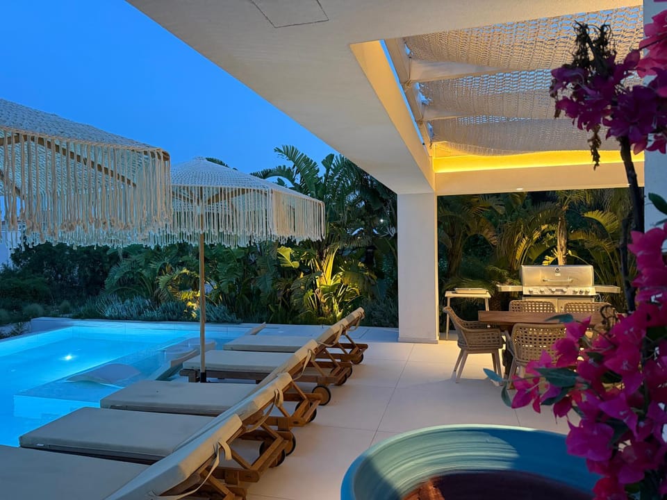 Patio, Natural landscape, Garden, Balcony/Terrace, Seating area, Garden view, Pool view, Swimming pool, sunbed