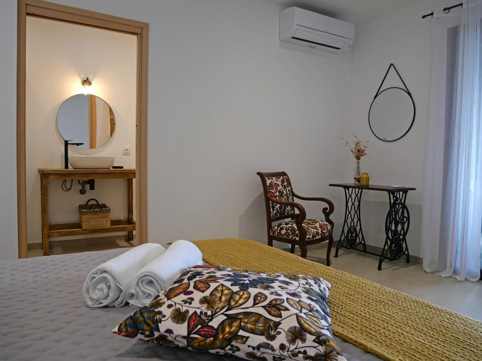 Bed, towels, air conditioner