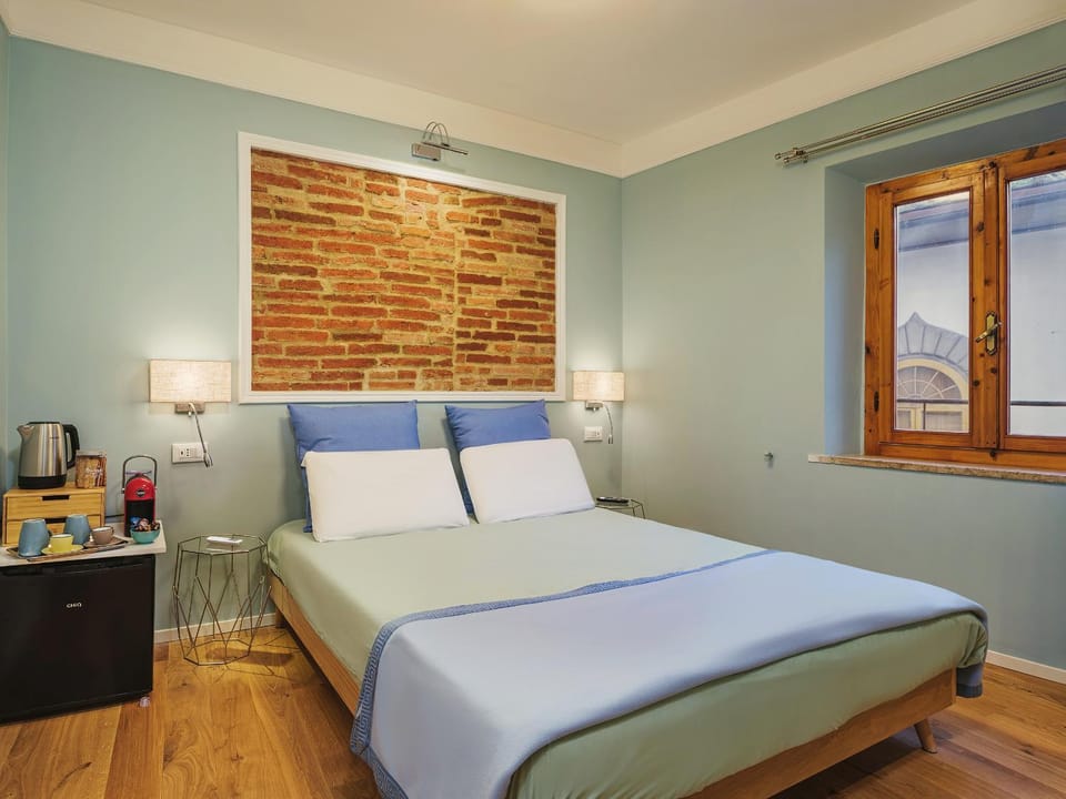 Bed, TV and multimedia, Photo of the whole room, Bedroom, hair dresser