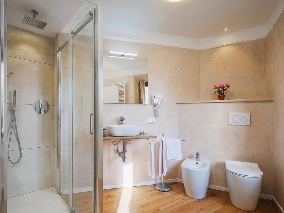 Shower, Toilet, Bathroom, bidet, towels