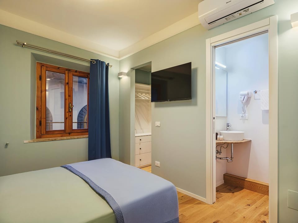 Bed, Bathroom, TV and multimedia, Photo of the whole room, Bedroom, hair dresser