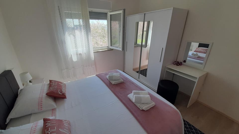 Bed, Bedroom, towels, wardrobe