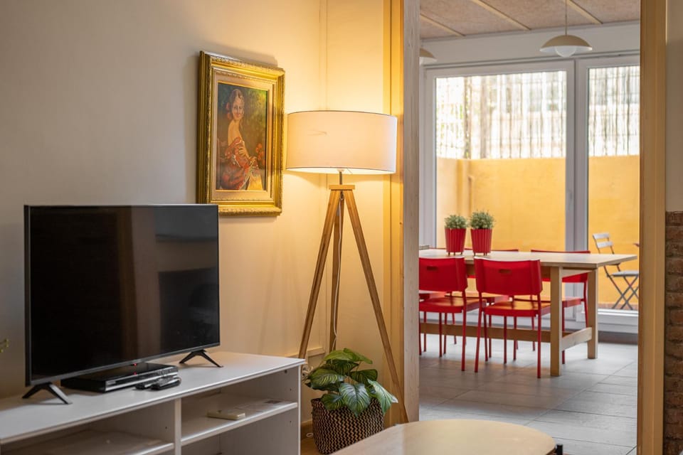 Communal lounge/ TV room, TV and multimedia, Living room, Seating area, Dining area