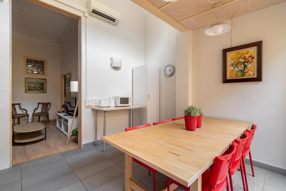 Kitchen or kitchenette, Living room, Seating area, Dining area, air conditioner