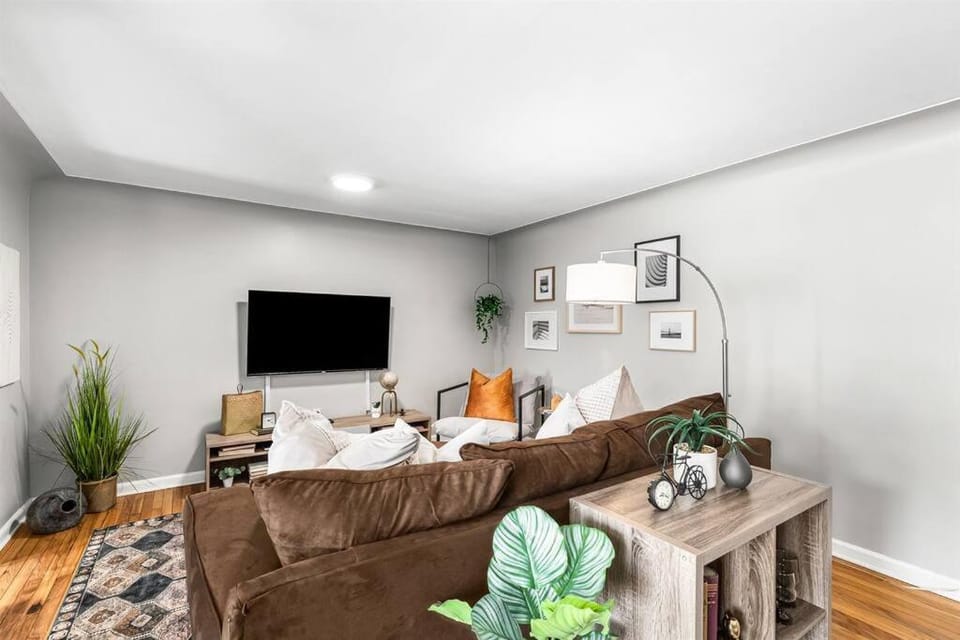 Warm & Comfy 2BR, Huge Backyard, Great Location! Apartment in Shelby Township