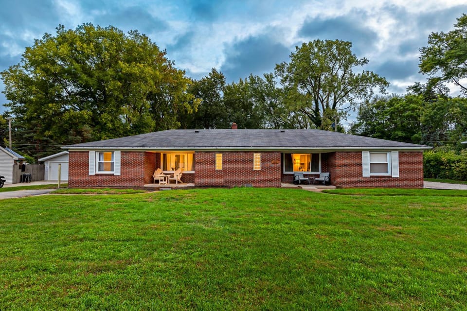 Warm & Comfy 2BR, Huge Backyard, Great Location! Apartment in Shelby Township