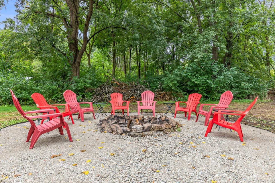 Warm & Comfy 2BR, Huge Backyard, Great Location! Apartment in Shelby Township