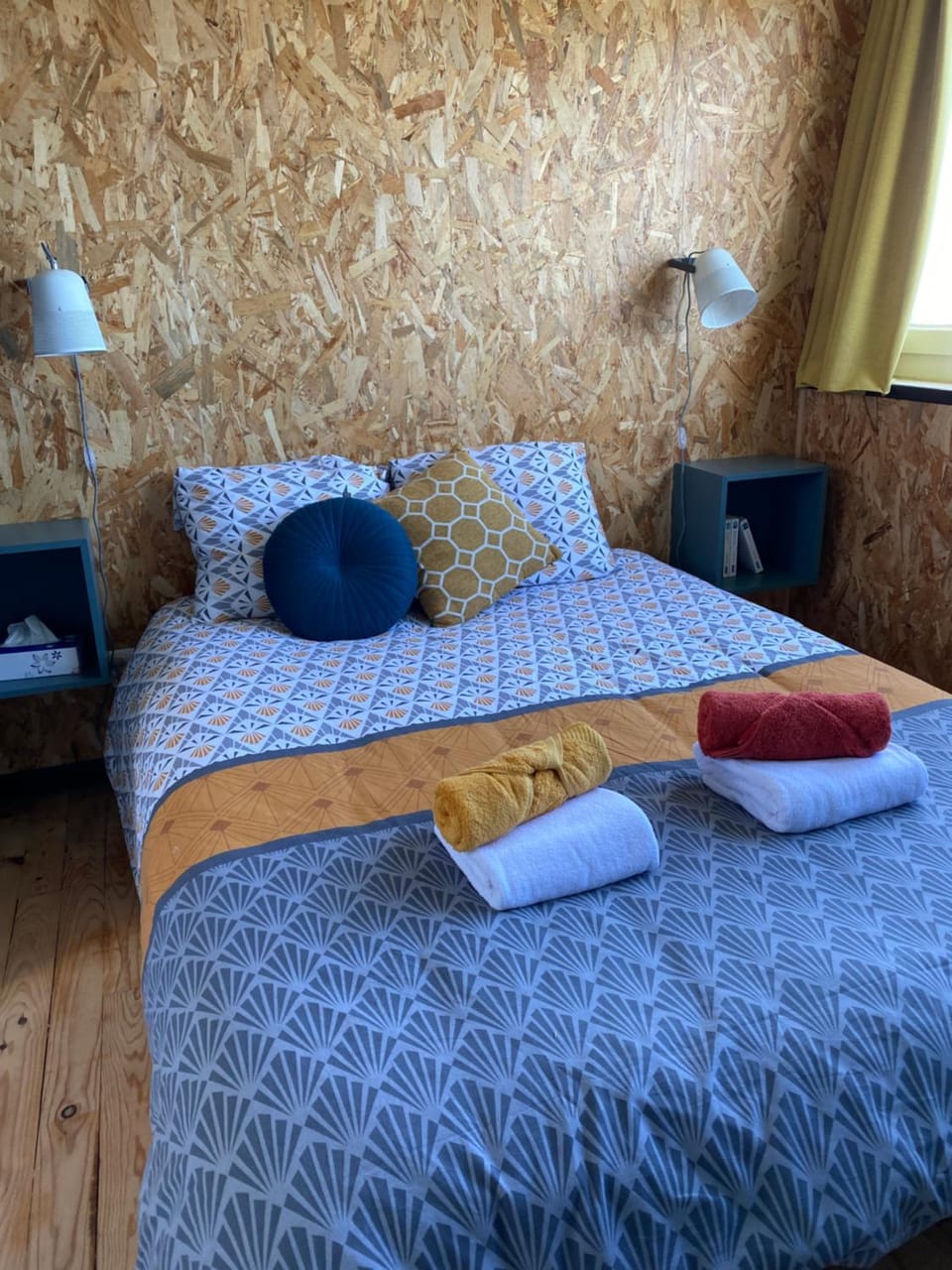 Bed, Bedroom, towels