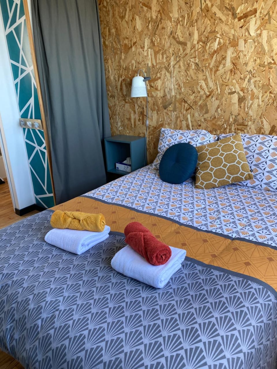 Bed, Bedroom, towels