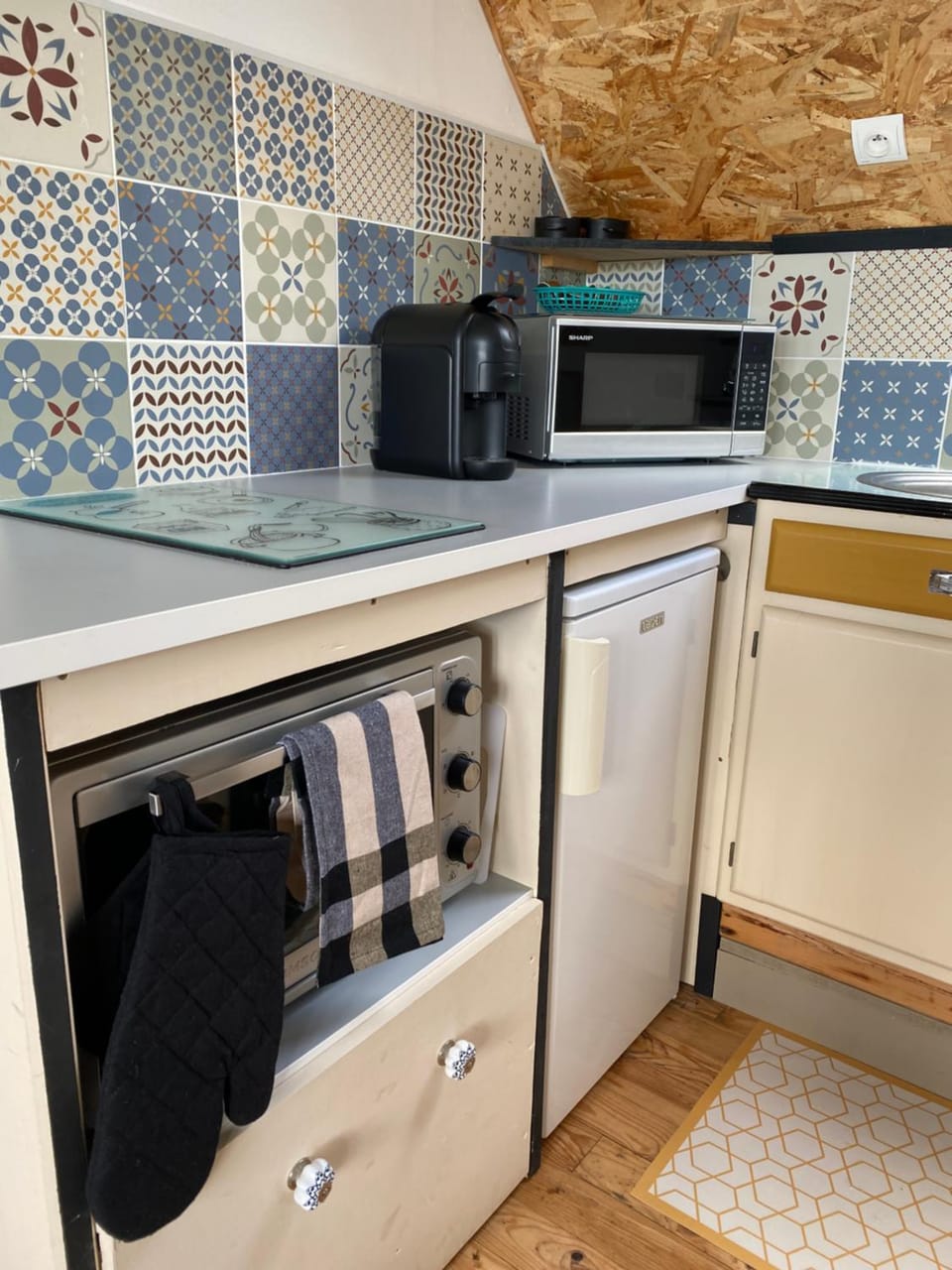 Kitchen or kitchenette, oven