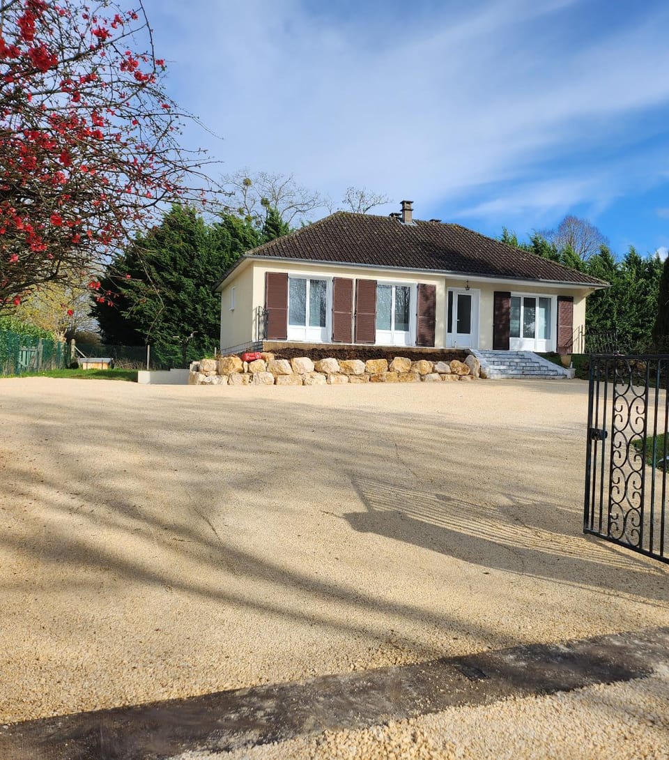 Property building, Garden, Parking