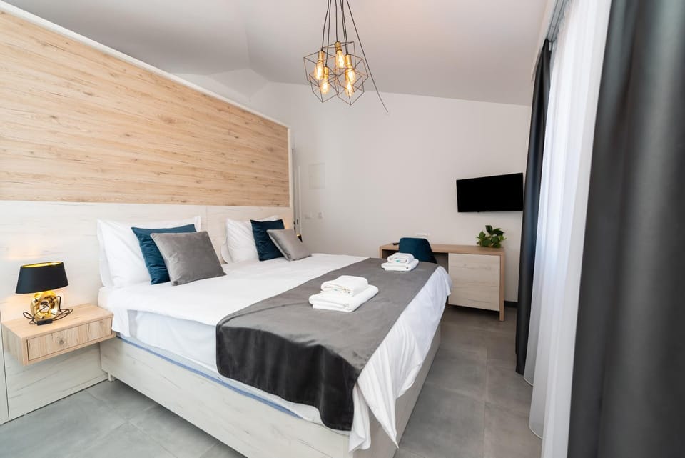 Bed, TV and multimedia, Bedroom, towels