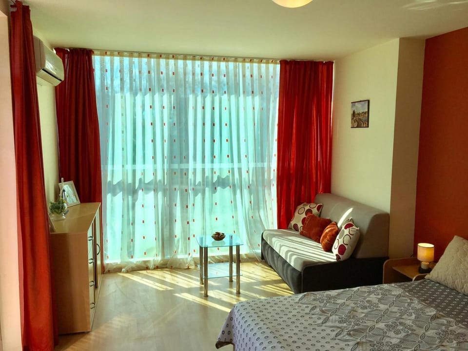 Bed, Living room, Photo of the whole room, Seating area, Bedroom, air conditioner