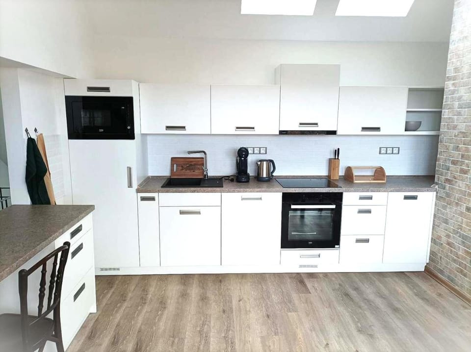 Coffee/tea facilities, Kitchen or kitchenette, dishwasher, oven, stove, toaster