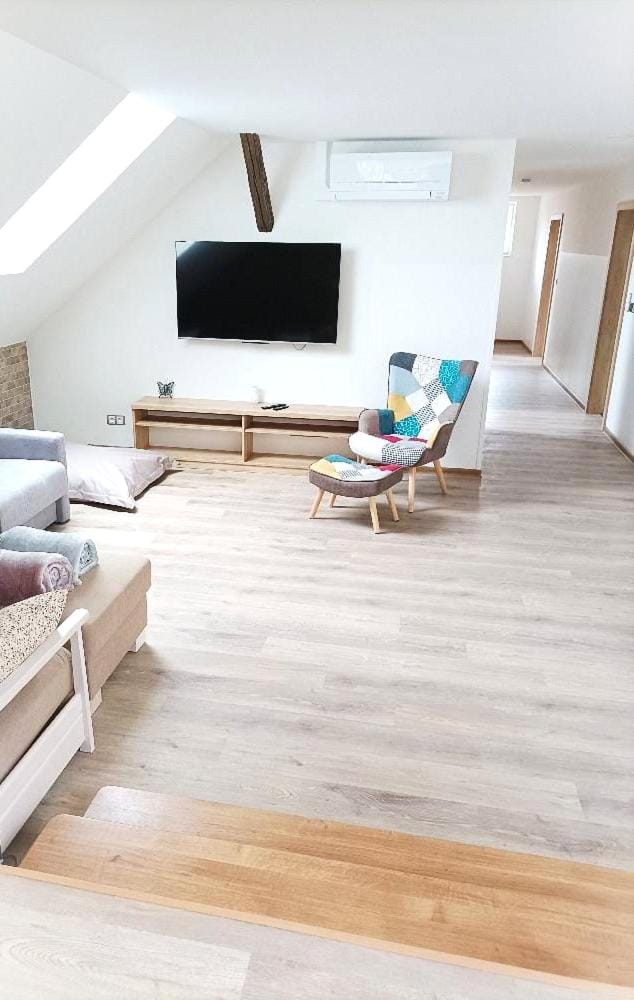 Communal lounge/ TV room, Living room, Seating area, air conditioner