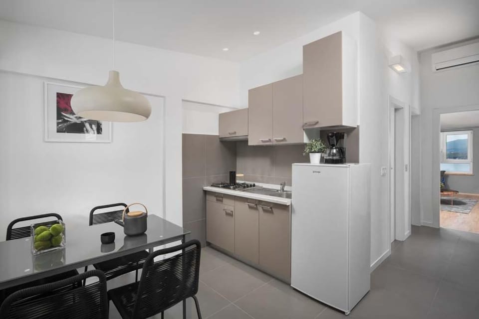 Kitchen or kitchenette, Dining area, stove