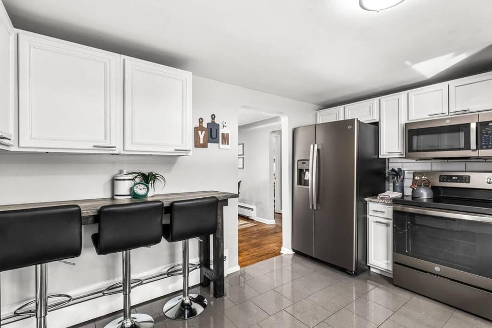 New! Peaceful & Relaxing 2BR Flat, Top Location Apartment in Shelby Township