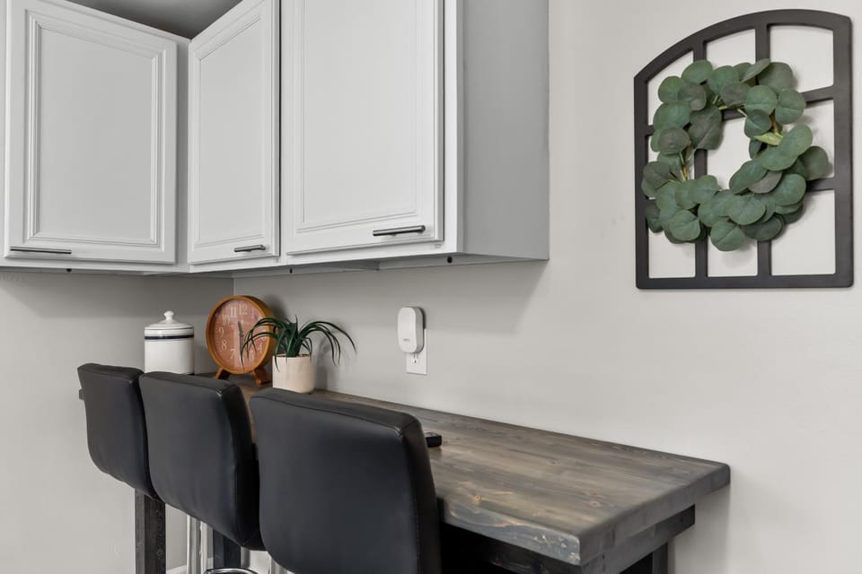 New! Peaceful & Relaxing 2BR Flat, Top Location Apartment in Shelby Township